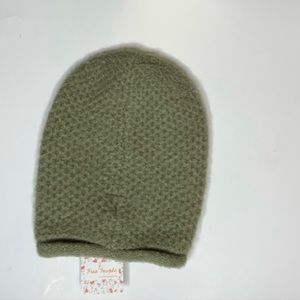 FREE PEOPLE Olive knit beanie.